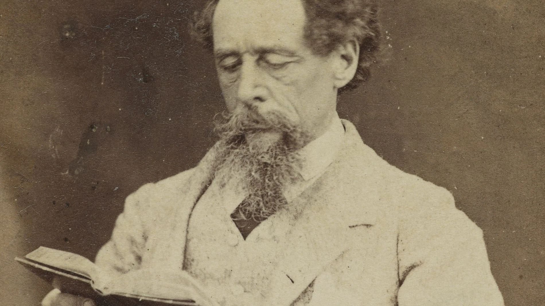 Fotografía de Charles Dickens en 1863 por Robert Hindry Mason.