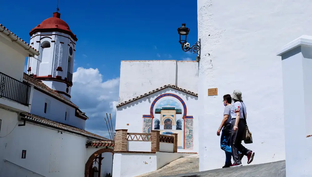 Unos turistas en el municipio malagueño Genalguacil