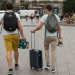 Turistas con maletas en el centro de Madrid