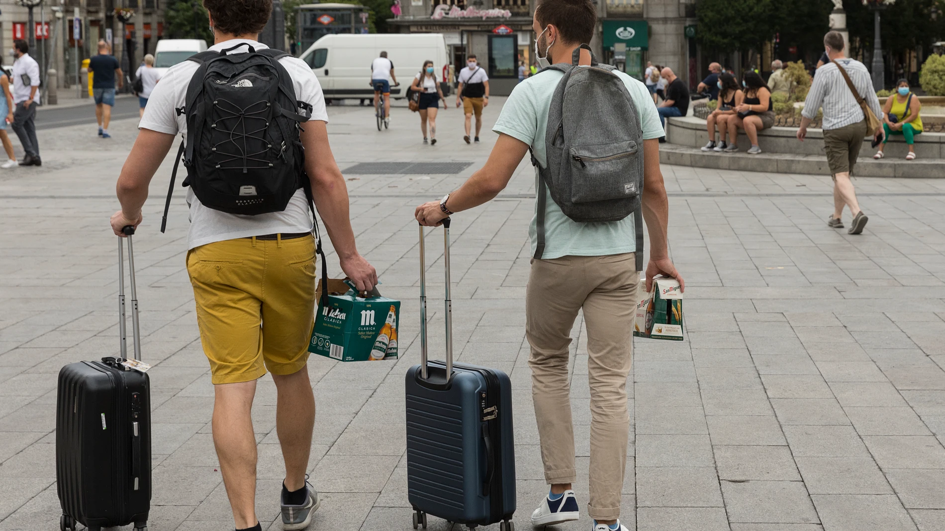 Turistas con maletas en el centro de Madrid