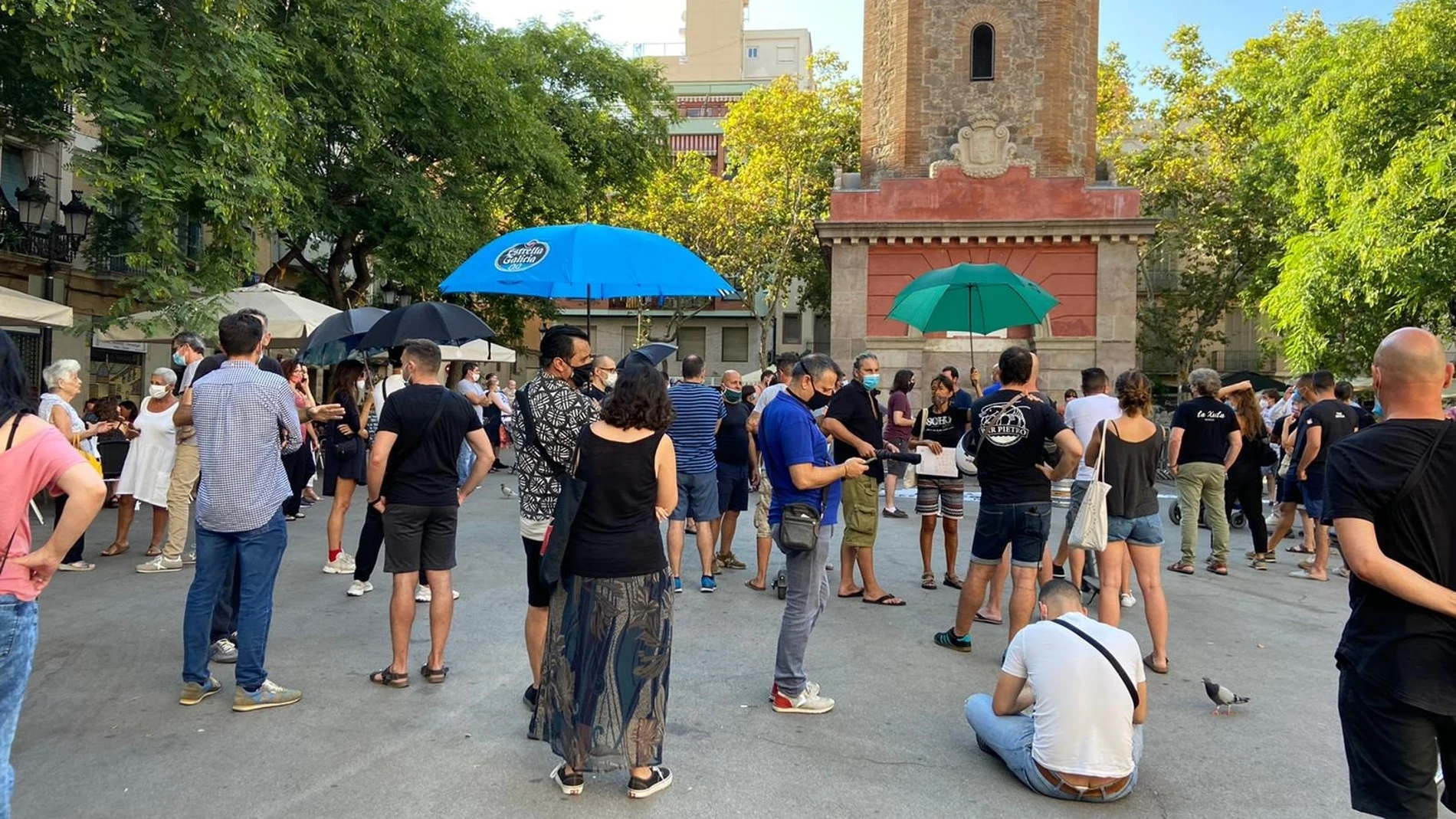Restauradores del barrio de Gràcia de Barcelona se manifiestan para pedir más terrazas