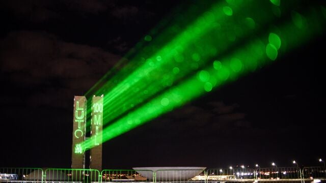 AME7581. BRASILIA (BRASIL), 11/08/2020.- Grupos estudiantiles realizan una proyección hoy sobre la sede del Congreso Nacional de Brasil en honor a las más de 100.000 víctimas mortales que deja la pandemia COVID-19 en el país, en Brasilia (Brasil). Brasil, el segundo país más afectado por la pandemia después de EE.UU, registró en las últimas 24 horas 52.160 nuevos casos confirmados y 1.271 muertes, según informó este martes el Ministerio de Salud. En su más reciente boletín, el despacho divulgó que el total de contagiados ascendió a 3.109.630 personas, mientras que el número de fallecidos se elevó a 103.026. EFE/Andre Borges