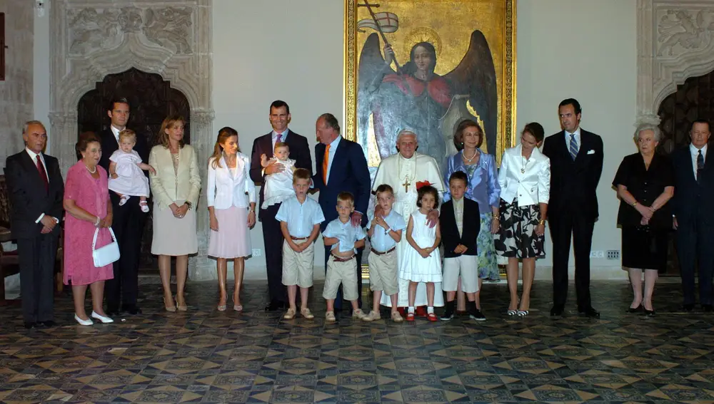 El Papa Benedicto XVI posa con los miembros de la Familia Real en Valencia con motivo de la celebración del Encuentro Mundial de las Familias