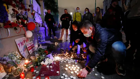 Bielorrusos encienden velas frente a la embajada de su país en Moscú en homenaje a las víctimas de la represión del presidente Alexander Lukashenko