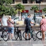 Un grupo de turistas recorre la plaza de la virgen de Valencia en agosto del año pasado