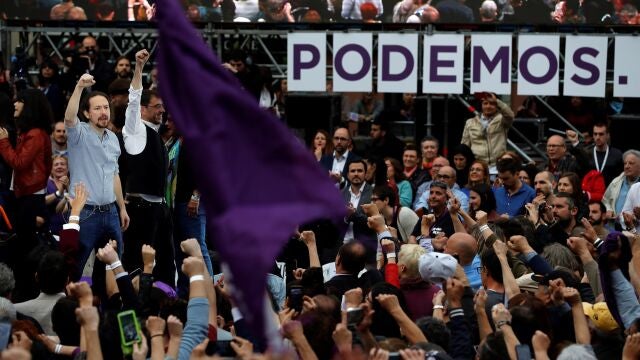 Pablo Iglesias y Juan Carlos Monedero, en el acto inaugural de la campaña electoral para las generales de abril de 2019