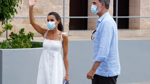GRAF1481. ALAIOR (MENORCA), 13/08/2020.-Los reyes Felipe y Letizia saludan a su llegada a la Cooperativa Insular Ganadera (COINGA), la mayor productora del queso con Denominación de Origen Mahón-Menorca, que han visitado hoy en la localidad de Alaior. EFE/ Ballesteros