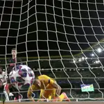 Jan Oblak observa el balón en su portería en el segundo gol del Leipzig.