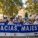 GRAF1717. PALMA DE MALLORCA, 13/08/2020.- Asistentes a la manifestación "Todos con nuestro rey" que incluye la lectura de un manifiesto en apoyo a Felipe VI, convocada este jueves por Societat Civil Balear, con la Hermandad Nacional Monárquica de España, Foro Baleares y la Federació de Veïnats de sa Ciutat de Palma. EFE/CATI CLADERA