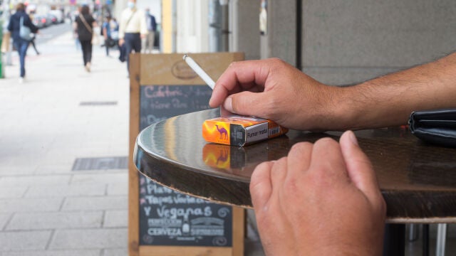 Una persona fuma en una terraza, en Lugo, Galicia