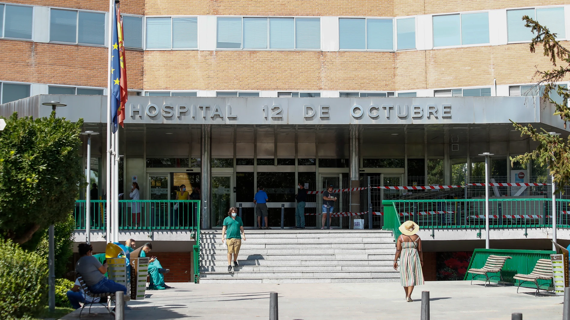 Concentración de celadores a la entrada de hospitales quienes piden ser catalogados personal de riesgo