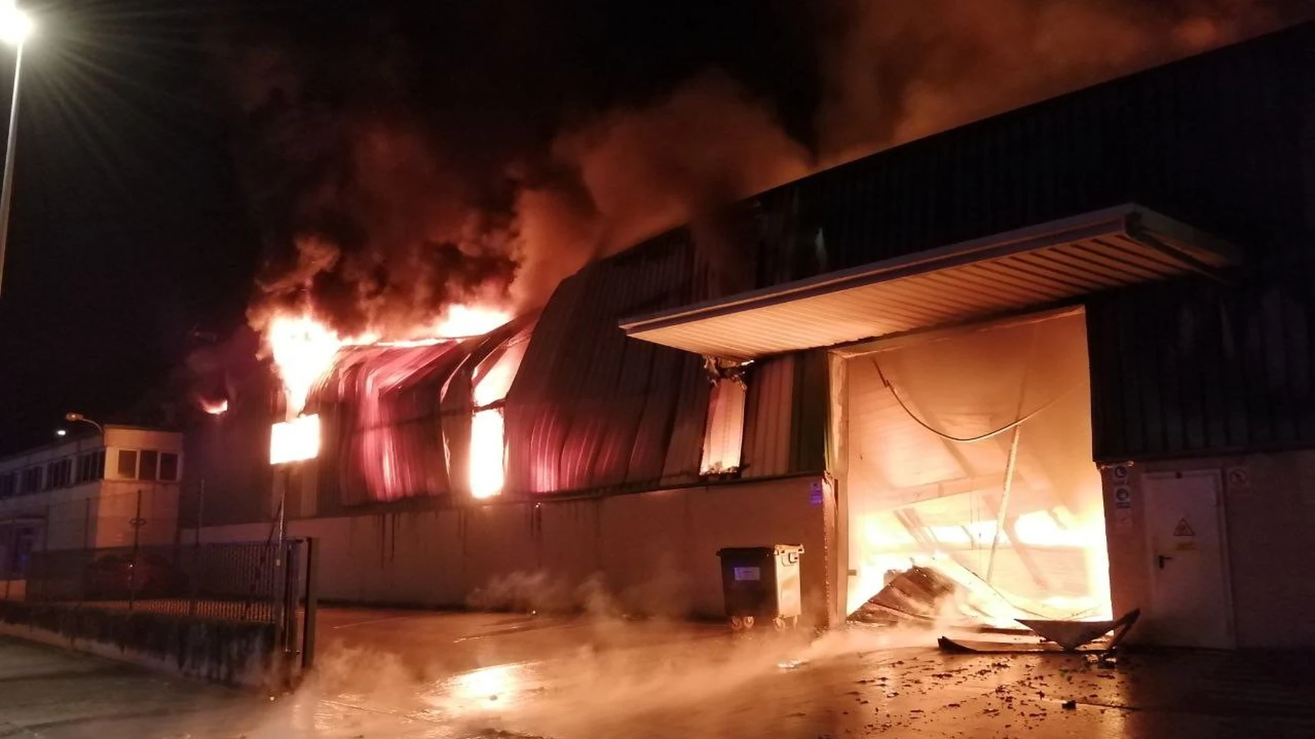 Sucesos.- Trabajan en la extinción de un fuego en una empresa en Sant Fruitós del Bages (Barcelona)
