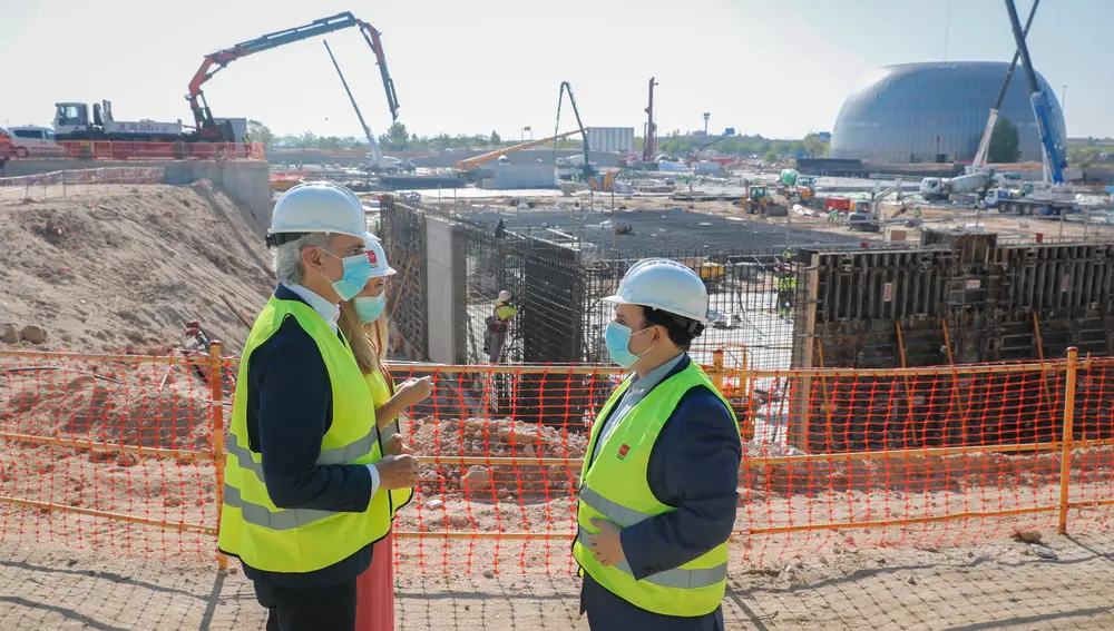 Enrique Ruiz Escudero, que ha visitado la parcela de Valdebebas donde ya es visible la nueva estructura del futuro Hospital de Emergencias