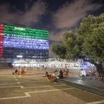 El ayuntamiento de Tel Avi iluminado con los colores de la bandera de Emiratos Árabes Unidos