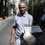 Paris (France), 07/08/2020.- French Pakistani Ali Akbar sells newspapers in a street of Saint Germain des Pres district in Paris, France, 07 August 2020 (issued 13 August 2020). Ali Akbar, 67, born near Islamabad in Pakistan, arrived illegally in France in 1973 and became a newspapers seller in Saint Germain des Pres. He met famous journalists, writers and politics of the district. After 40 years of work in the streets, Ali Akbar, the last newspaper seller in Paris, retires. (Francia) EFE/EPA/Julien de Rosa ATTENTION: This Image is part of a PHOTO SET