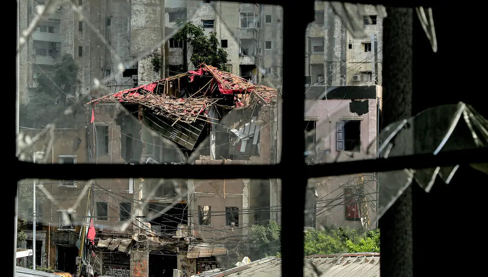 Otra de las casas con valor histórico destruidas desde la ventana rota de otro apartamento gravemente dañado en el barrio de Mar Mekhail