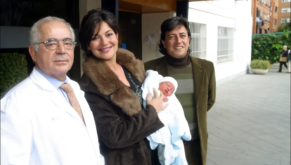 ADELAIDA CESPEDES JUNTO CON SU MARIDO ERNESTO NEYRA Y SU HIJO , A LA SALIDA DE LA CLINICA , DESPUES DE HABER DADO A LUZRM / ©KORPA11/12/2004