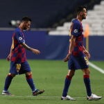 Messi y Busquets, decepcionados en Lisboa tras la debacle ante el Bayern Múnich
