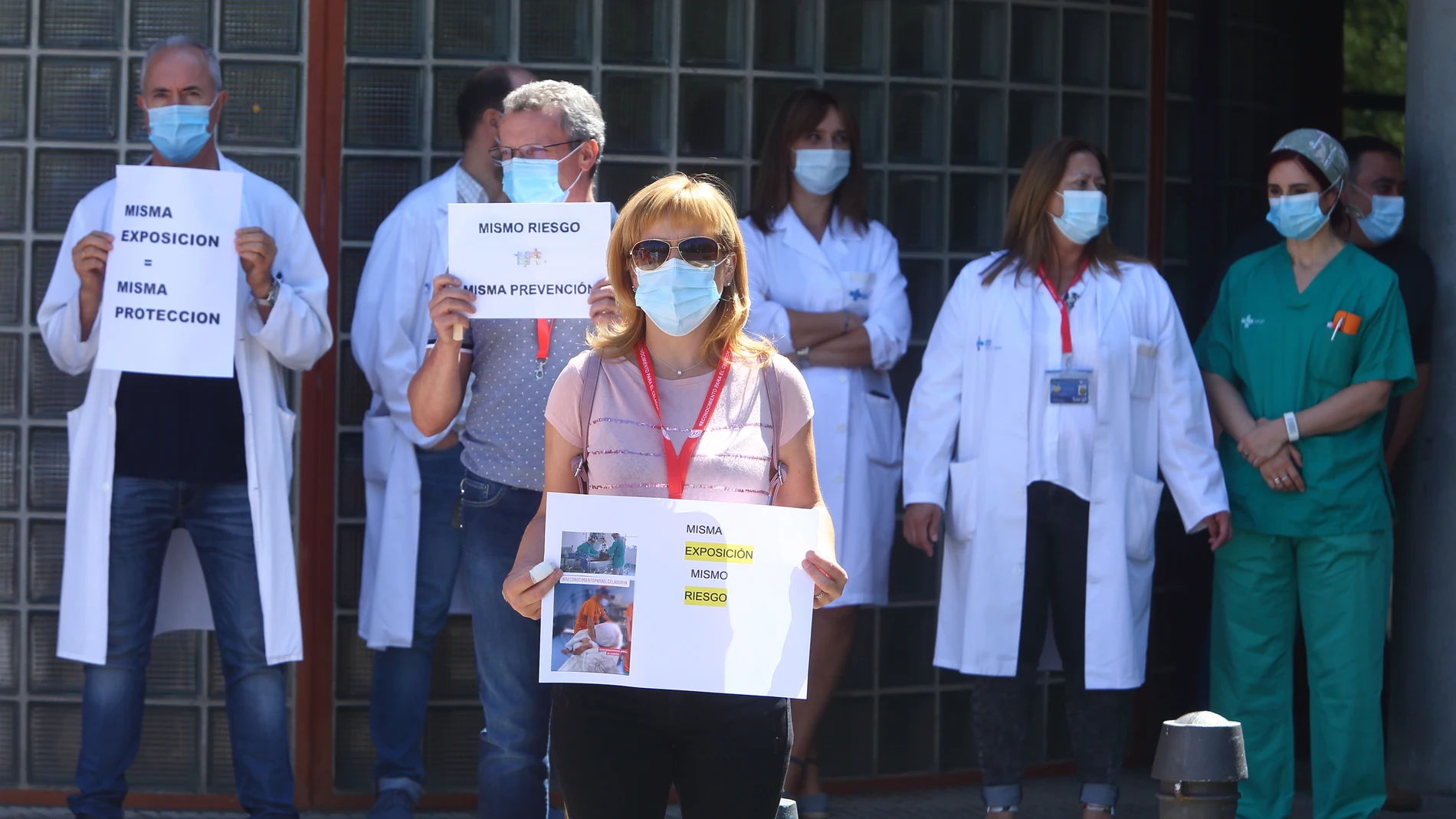 El colectivo de celadores que presta sus servicios en el Hospital del Bierzo se concentra para exigir al Ministerio de Sanidad que deje de considerarlos personal de bajo riesgo frente a la pandemia