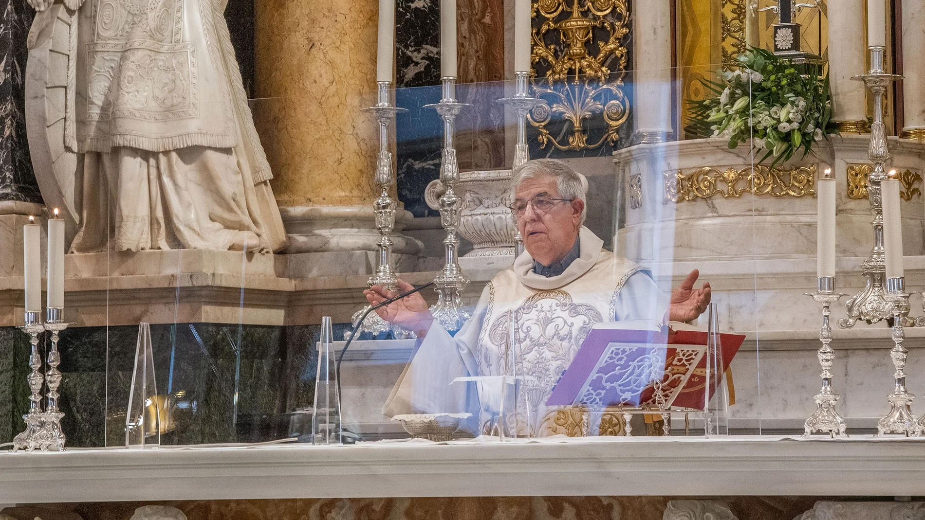 Valencia.- La Basílica instala pantallas de metacrilato en el altar para que los sacerdotes oficien misa sin mascarilla