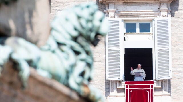 Vatican City (Vatican City State (holy See)), 15/08/2020.- Pope Francis waves to faithful from his office window overlooking Saint Peter's Square at the Vatican, 15 August 2020. (Papa) EFE/EPA/ANSA/CLAUDIO PERI