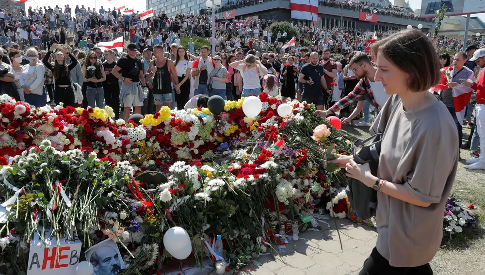 Flores para recordar al manifestante bielorruso Alexander Taraykovskiy, que murió bajo custodia policial en Minsk