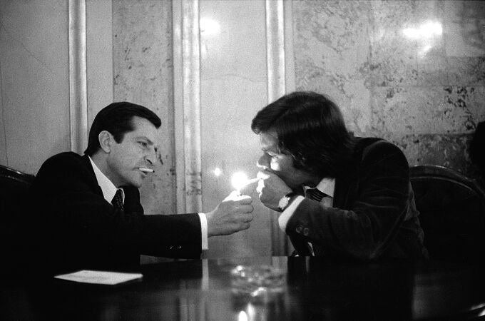 Adolfo Suarez enciende el cigarrillo de Felipe Gonzalez en una sala del Congreso de los Diputados, en octubre de 1978, cuando se negociaban los Pactos de la Moncloa Adolfo Suarez enciende el cigarrillo de Felipe Gonzalez en una sala del Congreso de los Diputados, en octubre de 1978, cuando se negociaban los Pactos de la Moncloa