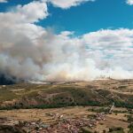 Gran columna de humo del incendio en Lober de Aliste (Zamora)