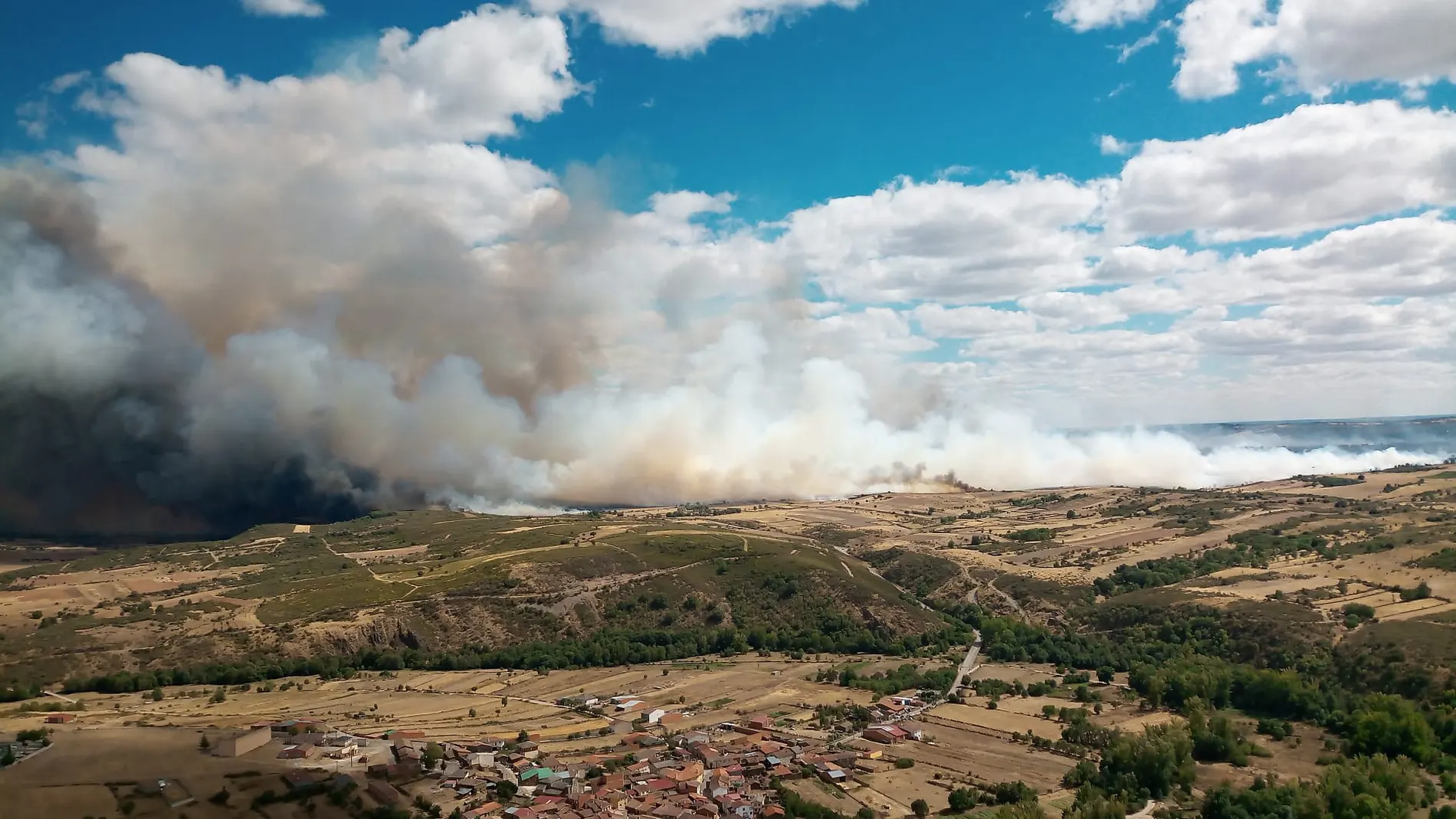 Gran columna de humo del incendio en Lober de Aliste (Zamora)