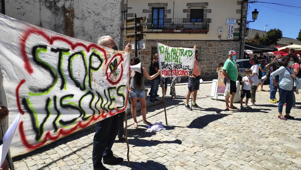 Vecinos de la localidad madrileña de Santa María de la Alameda se manifiestan contra una granja de visones en Peguerinos (Ávila)
