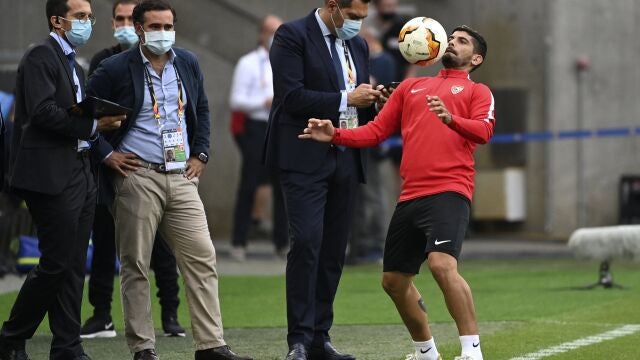 Banega controla un balón con el pecho en el entrenamiento previo a la semifinal de hoy