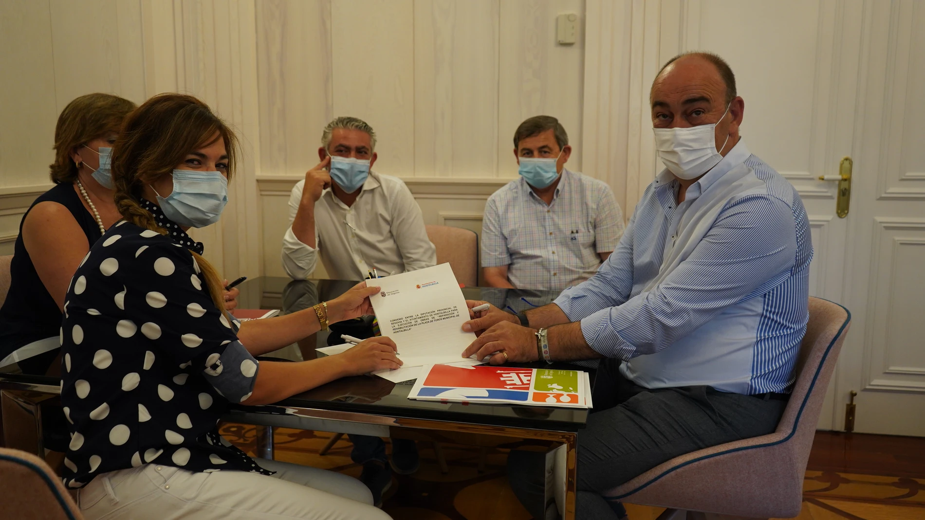El presidente de la Diputación de Segovia, Miguel Ángel de Vicente, firma un convenio con el Ayuntamiento de Hontalbilla