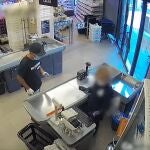 Detenidos cuatro multirreincidentes en el Raval de Barcelona que acumulaban 66 robos