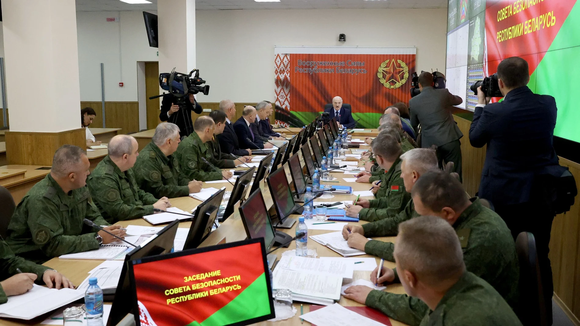 El presidente Alexander Lukashenko durante una reunión en el ministerio de Defensa, en Minsk, ayer