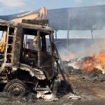 Vehículo de la localidad zamorana de Vegalatrave afectado por el incendio forestal declarado en Lober de Aliste