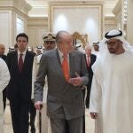 Fotografía facilitada por la Casa Real del Rey Juan Carlos junto al príncipe heredero de Abu Dabi, el jeque Mohamed bin Zayed al Nahyan, en 2014
