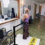Una mujer pide cita en el centro de salud de la pedanía archenera de la Algaida