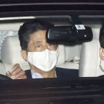 El primer ministro japonés llega a su residencia tras la visita al Hospital en Tokio