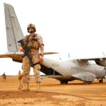 Militar del Destacamento aéreo "Marfil" en el Sahel