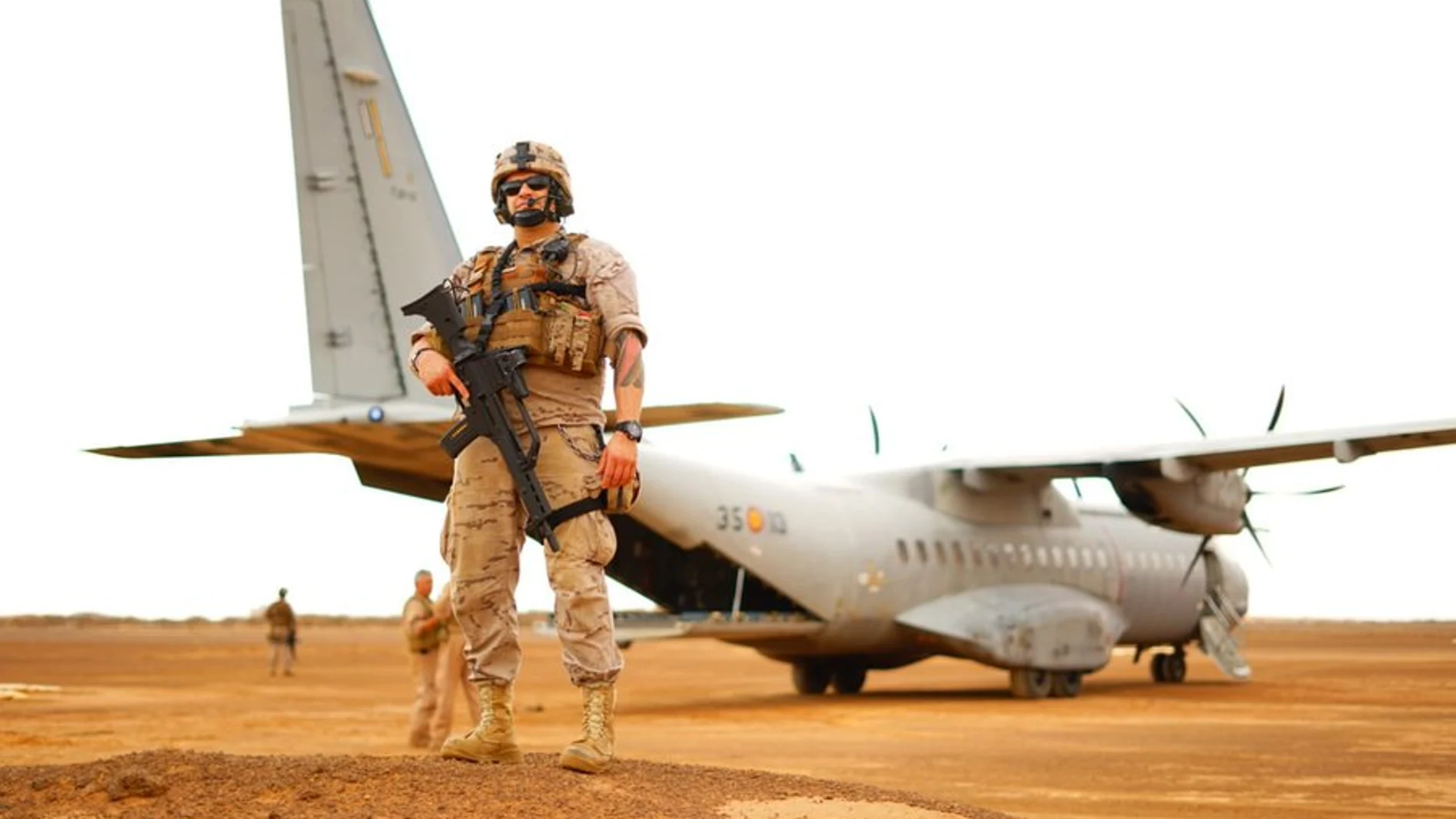 Militar del Destacamento aéreo "Marfil" en el Sahel