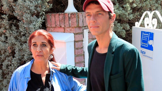 Camilo Michel Blanes con su madre Lourdes Ornelas por las calles de Torrelodones, Madrid.10/09/2019