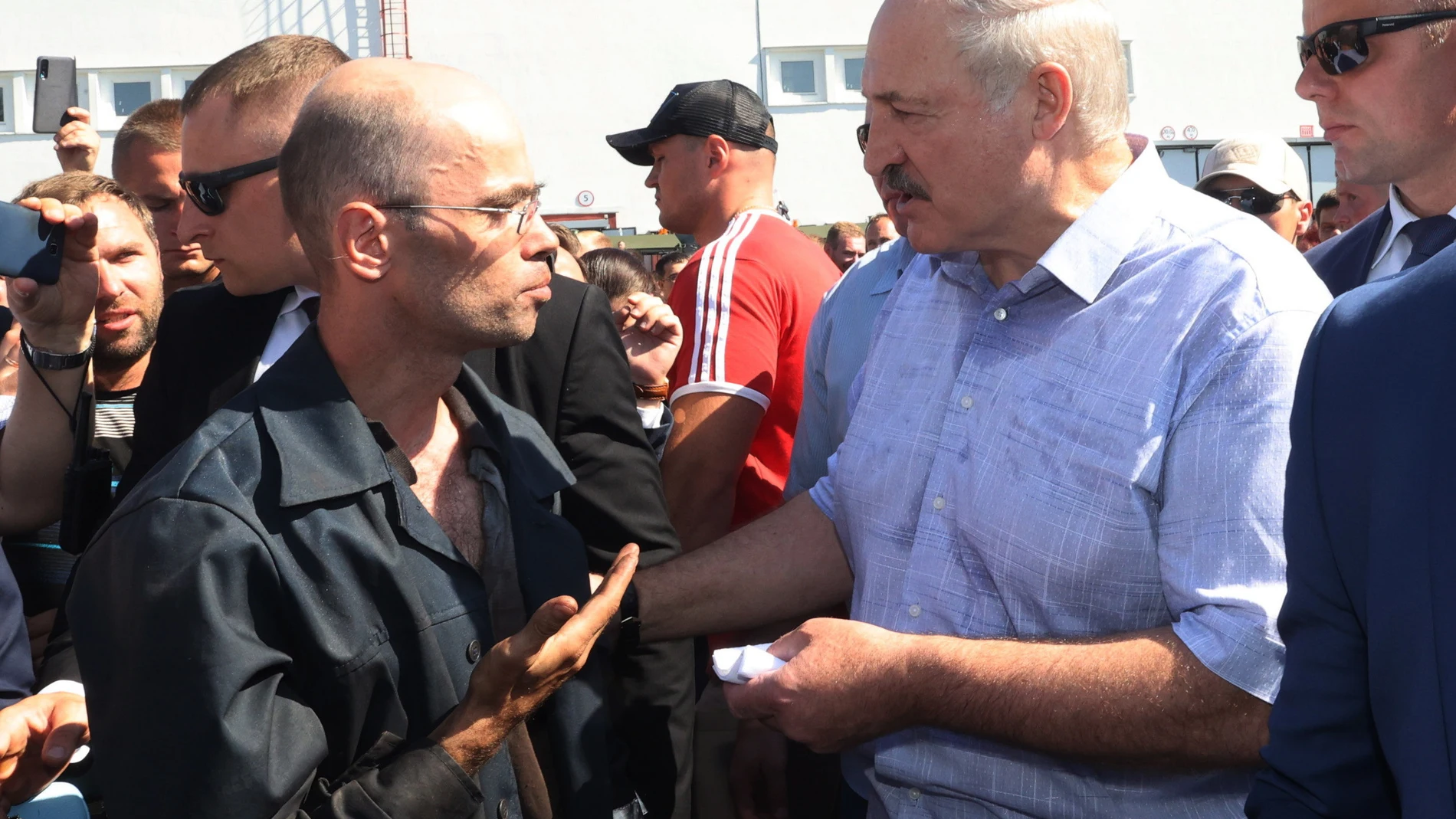 MAlexander Lukashenko habla con un trabajor en una fábrica de tractores en Minsk