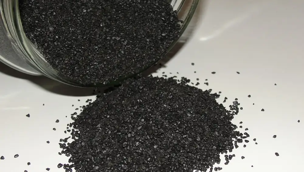 Pólvora negra, una mezcla de nitrato de potasio, carbón y azufre.