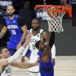 Terrence Ross anota ante la presencia de Brook Lopez