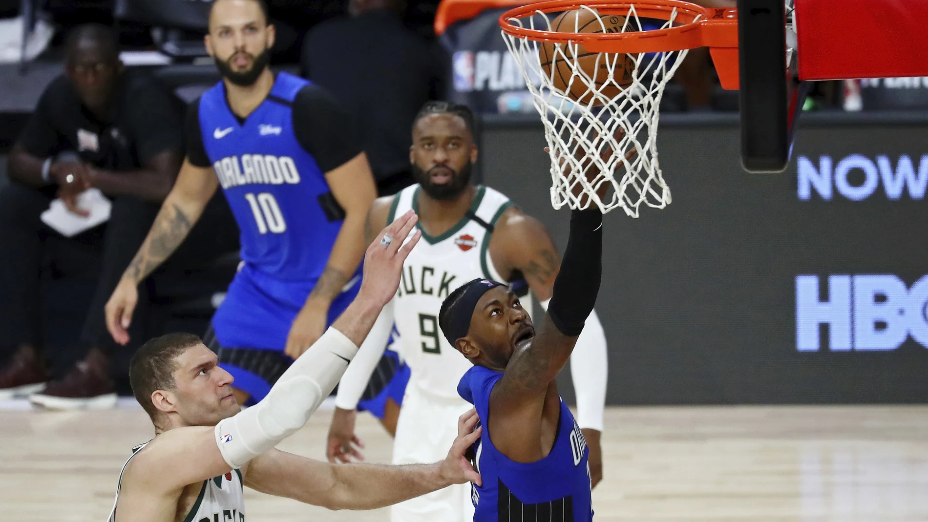 Terrence Ross anota ante la presencia de Brook Lopez