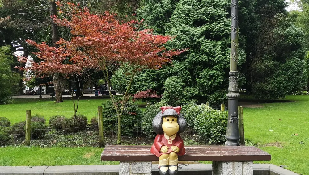 La estatua de Mafalda observa con curiosidad a los paseantes.