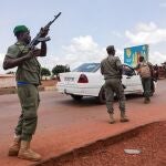 Soldados malienses inspeccionan un vehículo en Kati.