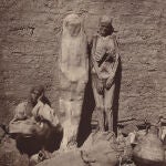 En los mercados de Egipto se vendían momias como souvenires, como recoge esta fotografía: Félix Bonfils, "Egyptian Mummies)", propiedad de Joyce y Robert B. Menschel,