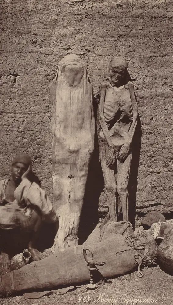 En los mercados de Egipto se vendían momias como souvenires, como recoge esta fotografía: Félix Bonfils, &quot;Egyptian Mummies)&quot;, propiedad de Joyce y Robert B. Menschel,