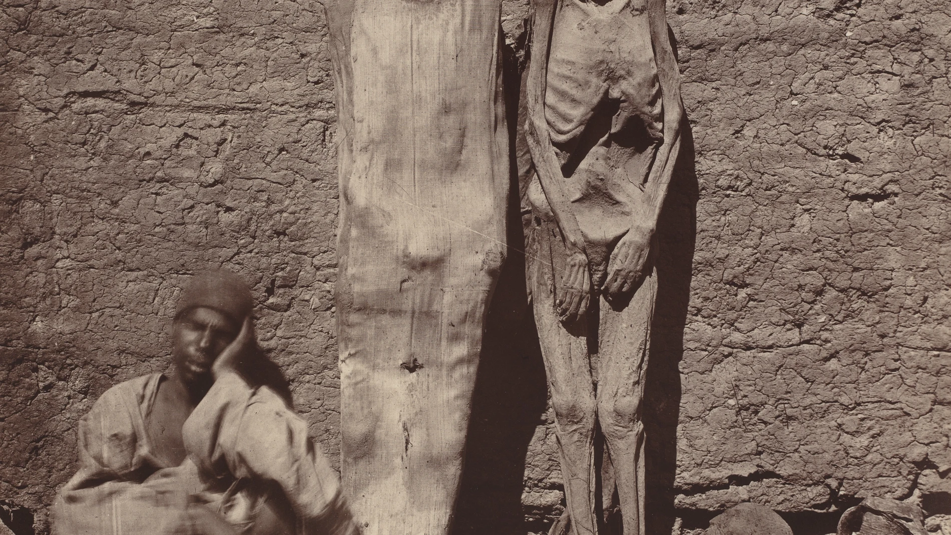 En los mercados de Egipto se vendían momias como souvenires, como recoge esta fotografía: Félix Bonfils, "Egyptian Mummies)", propiedad de Joyce y Robert B. Menschel,